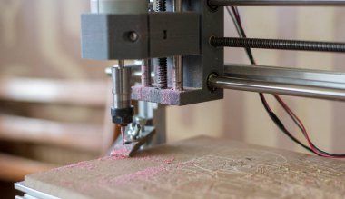 Tahta yüzey üzerinde CNC makine aracı çalışması