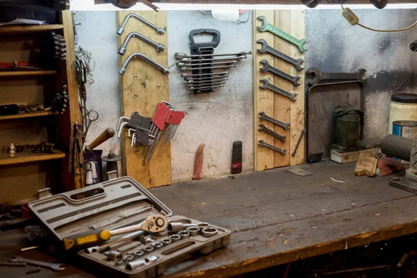 Een Set Werktuigen Garagewand Het Bureau — Stockfoto