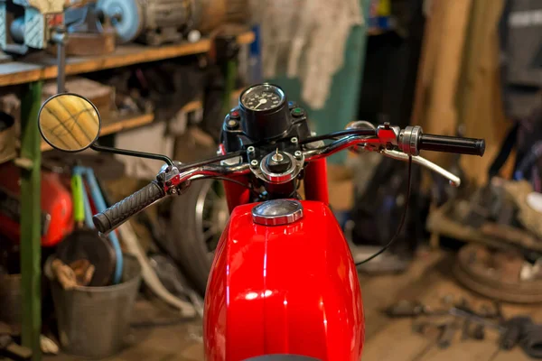 Část Červené Retro Motocykl Zaparkovaný Garáži Close — Stock fotografie