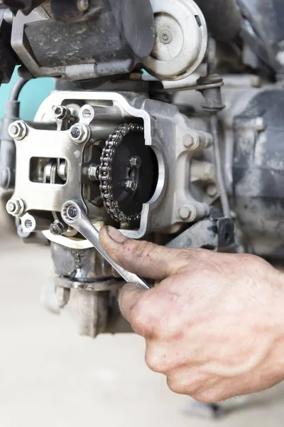 Photo Hand Holding Key Repairing Motorcycle Engine Garage Close — Stock Photo, Image