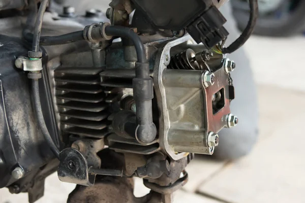 オートバイのエンジン モーター ガレージ クローズアップの写真 — ストック写真