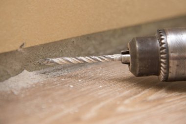 Matkap duvarın yanında, yerde, yakın plan, onarım ve bina teması.