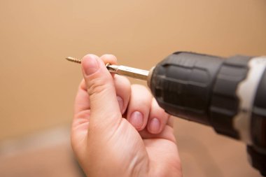 Kablosuz tornavida bir adamın elinde, tamirat ve inşaat teması