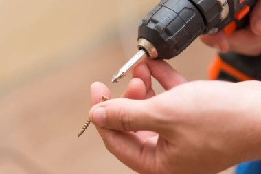 Kablosuz tornavida bir adamın elinde, tamirat ve inşaat teması