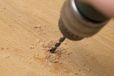 Ahşap bir tahtada delik açmak, tadilat ve inşaat teması