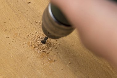 Ahşap bir tahtada delik açmak, tadilat ve inşaat teması