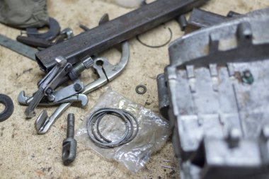 Garajdaki masaüstünde motosiklet parçaları ve araçlar