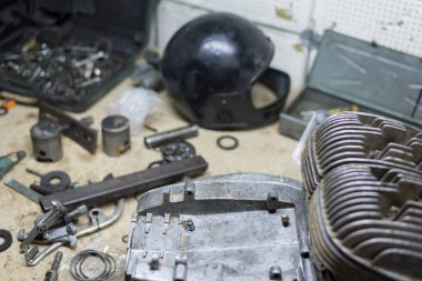 Garajdaki masaüstünde motosiklet parçaları ve araçlar