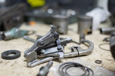 Garajdaki masaüstünde motosiklet parçaları ve araçlar