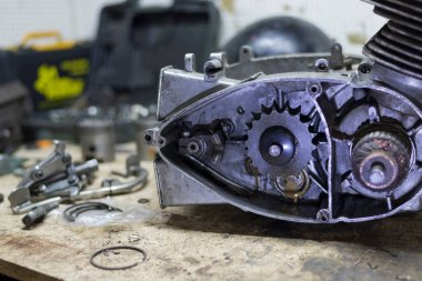 Garajdaki masaüstünde motosiklet parçaları ve araçlar