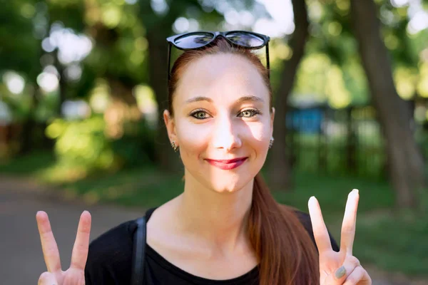 Portret Van Een Schattig Meisje Bril Die Een Teken Van — Stockfoto