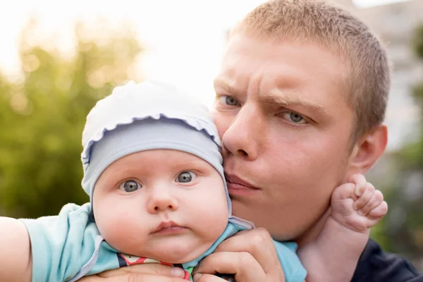 Papa Houdt Zoontje Hand — Stockfoto