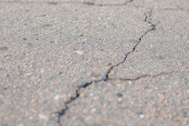 Gri asfalt üzerinde çatlak fotoğrafı, yakın plan, yaratıcı arkaplan