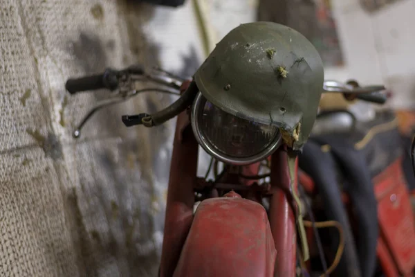 Garajda Eski Model Bir Motosikletin Kaskı Kırılmış — Stok fotoğraf