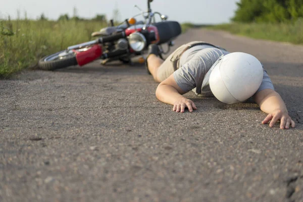 Мужчина Лежит Асфальте Возле Своего Мотоцикла Тема Дорожно Транспортных Происшествий — стоковое фото