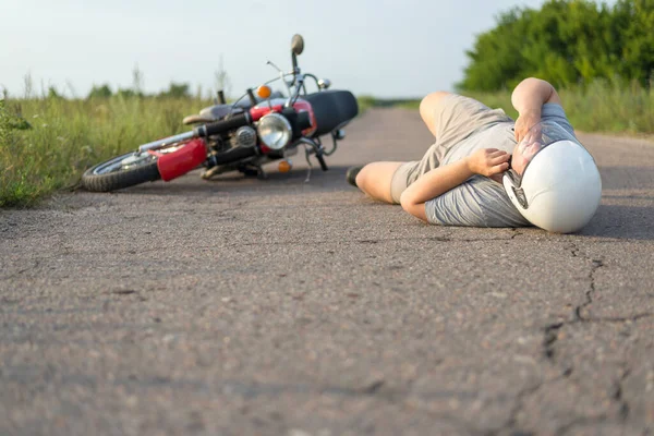 Homem Está Deitado Asfalto Perto Sua Motocicleta Tema Dos Acidentes — Fotografia de Stock