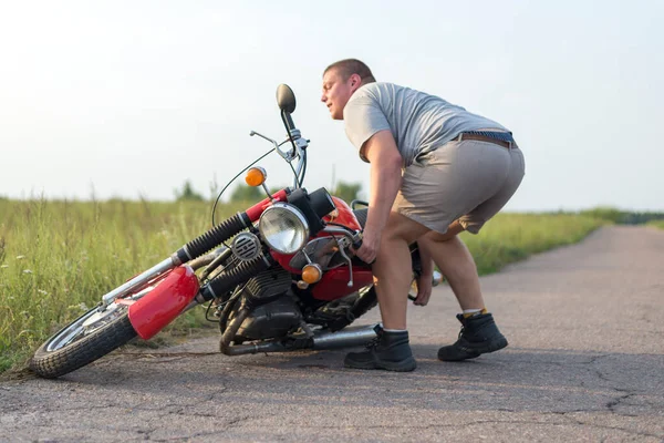 Uomo Solleva Una Moto Pesante Caduta Dopo Incidente — Foto Stock