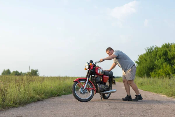 Uomo Trova Vicino Alla Sua Moto Una Chiara Giornata Estiva — Foto Stock