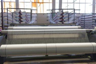 Fabrikadaki polietilen filament üretiminin fotoğrafı, makine araçlarının otomatik çalışması