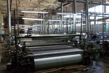Fabrikadaki polietilen filament üretiminin fotoğrafı, makine araçlarının otomatik çalışması