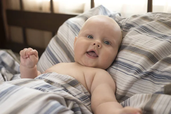Pequeño Bebé Lindo Desnudo Está Sentado Una Cama — Foto de Stock
