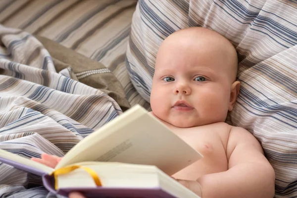 Little Cute Baby Leży Łóżku Książki — Zdjęcie stockowe