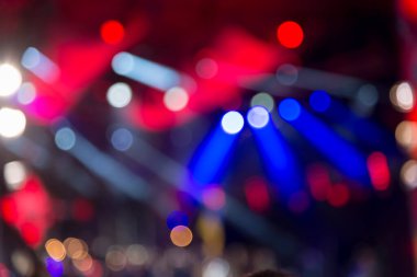 Gece konserde parlak ışıklar, bulanık arkaplan, odak dışında görüntü