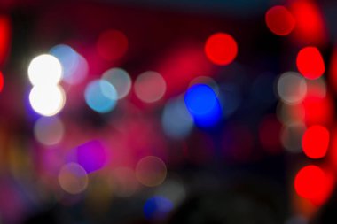 Gece konserde parlak ışıklar, bulanık arkaplan, odak dışında görüntü