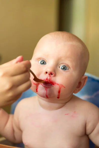 Mamá Alimenta Niño Una Cuchara Con Jugo Frambuesa Rojo — Foto de Stock