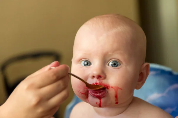 Mamma Nutre Bambino Cucchiaio Con Succo Lampone Rosso — Foto Stock