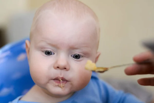 Mamá Alimenta Hijo Divertido Una Cuchara Con Puré Manzana — Foto de Stock