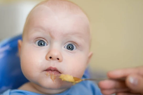 Mamá Alimenta Hijo Divertido Una Cuchara Con Puré Manzana — Foto de Stock