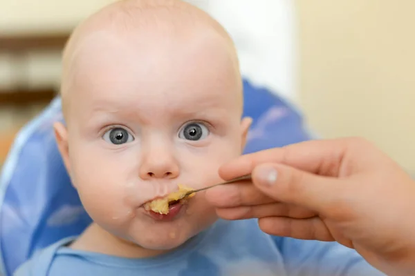 Mom Feeds Her Funny Son Spoon Applesauce — Stock Photo, Image