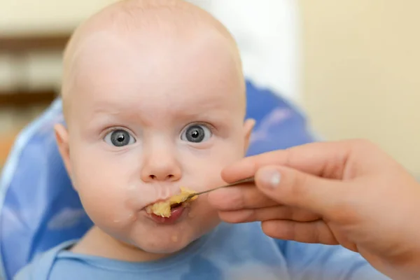 Mamá Alimenta Hijo Divertido Una Cuchara Con Puré Manzana — Foto de Stock