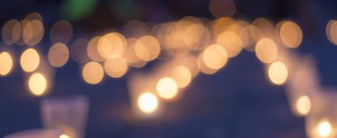 Sokakta asfaltta yanan bir grup mum. Yakınını kaybedenler için anma günü