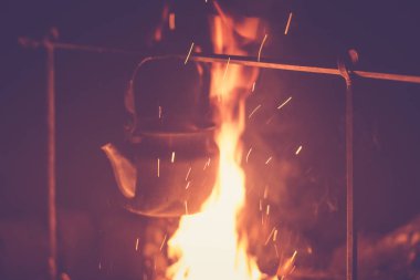 Tencere dibin kara seninki benden kara, seninki benden kara.