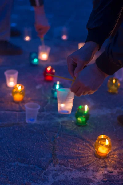 남자가 아스팔트 촛불을 줍니다 유족을 추모의 — 스톡 사진