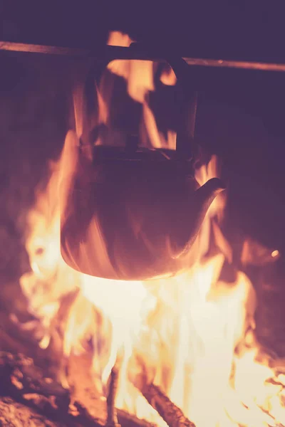 Vízforraló Felmelegszik Egy Fényes Tűz Éjjel Szabadban Tónusos Fénykép — Stock Fotó