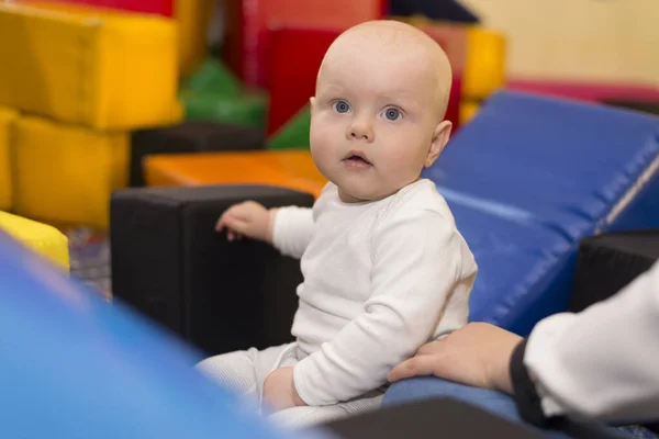 Niño Pequeño Sienta Suelo Con Cubos Suaves Sala Juegos — Foto de Stock