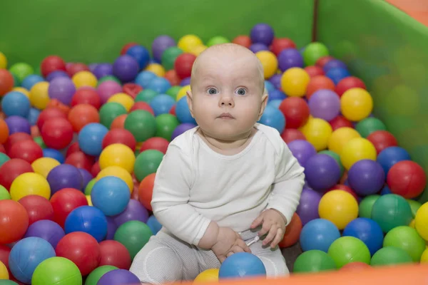 Niño Pequeño Sienta Piscina Con Bolas Colores — Foto de Stock