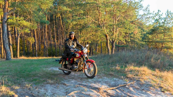 Байкер Шкіряній Куртці Шоломі Старовинному Ретро Мотоциклі Лісі — стокове фото