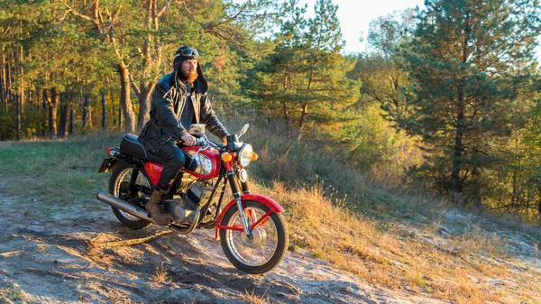 Biker Giacca Pelle Casco Una Moto Vintage Retrò Nel Bosco — Foto Stock