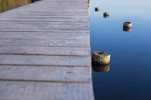 Houten Pier Haringen Steken Uit Het Water Een Rustig Blauw — Stockfoto