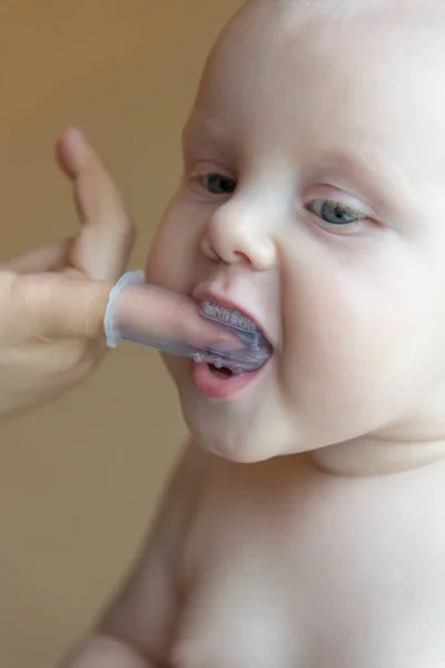 Mamá Cepilla Los Dientes Del Bebé Con Cepillo Silicona Que — Foto de Stock