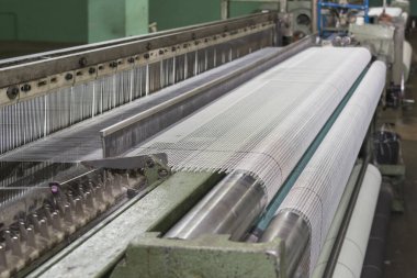 Fabrikada fiberglas örgü örme makinesi, duvar yalıtımı için yapı malzemeleri.