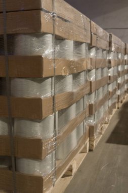 Fiberglas örgülü karton kutuların fotoğrafı, depoda paketler.