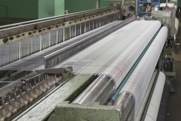 Fabrikada fiberglas örgü örme makinesi, duvar yalıtımı için yapı malzemeleri.