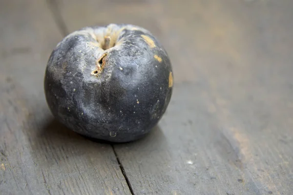 Pomme Séchée Noircie Pourrie Sur Fond Bois Sale — Photo