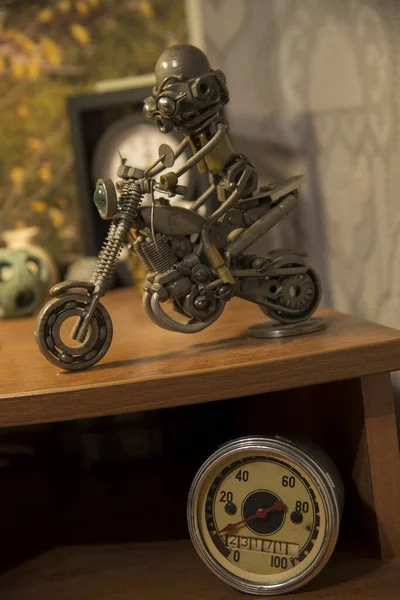 鉄バイクとオートバイ 棚の上に立つおもちゃ — ストック写真