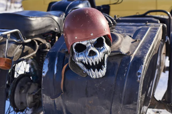 Motosikletin Üzerinde Duran Eski Bir Miğferdeki Kafatası Şeklinde Demir Maske — Stok fotoğraf
